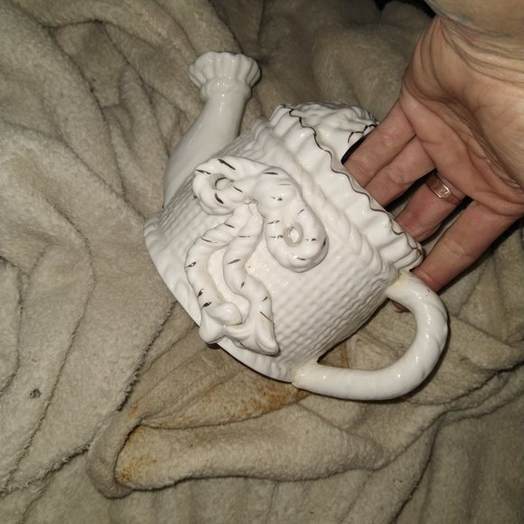 Boxes of buttons (color sorted), boxes of pre cut and reg materials for quilts - Picture 3 of 16